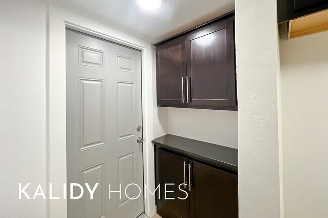 Building Photo - 909 SW 48th St