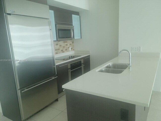 Building Photo - 500 Brickell Ave