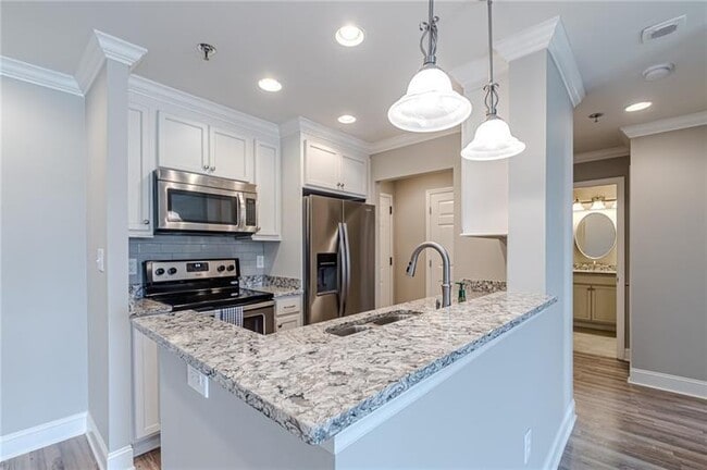 Building Photo - 300 Johnson Ferry Rd