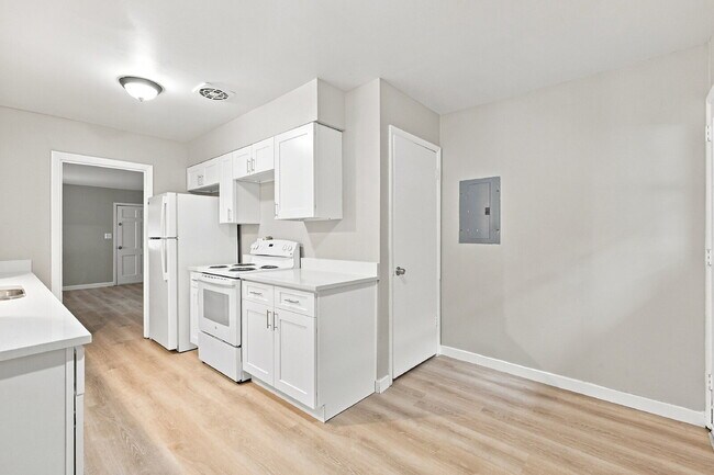Building Photo - $2,240.95 with $300 Off the first month's rent, 4 Beds, 2 Baths, Triplex Unit in Littleton with W...
