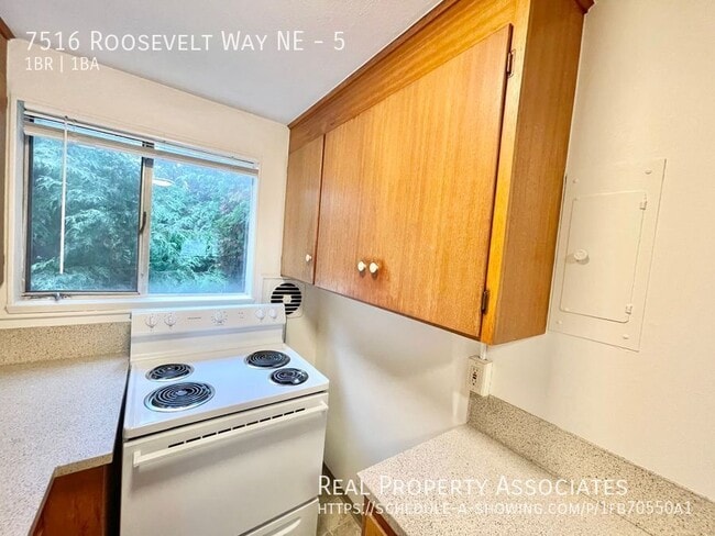 Building Photo - 7516 Roosevelt Way NE
