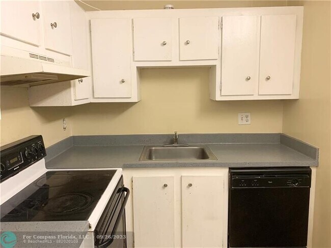 Building Photo - 4174 Inverrary Dr