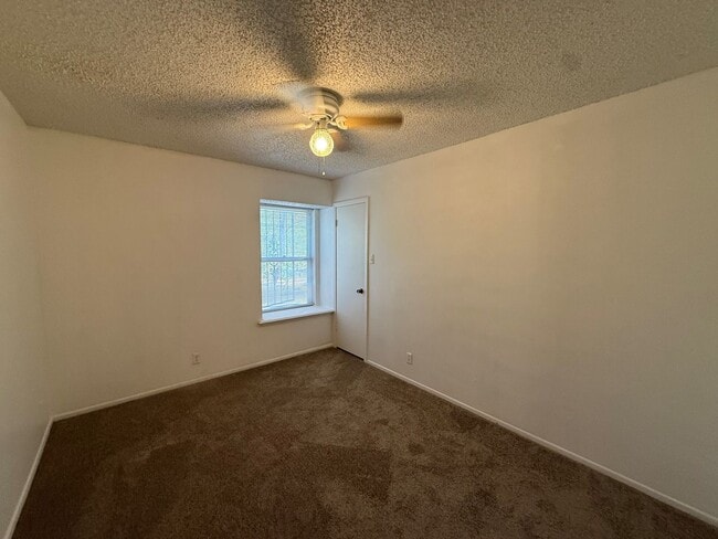 Building Photo - 3 Bedroom/2.5 Bath Silver Creek Subdivision
