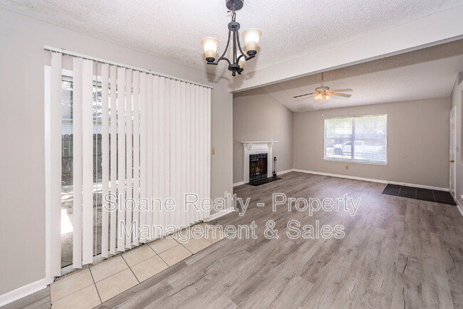 Building Photo - 1022 Oakcrest Dr