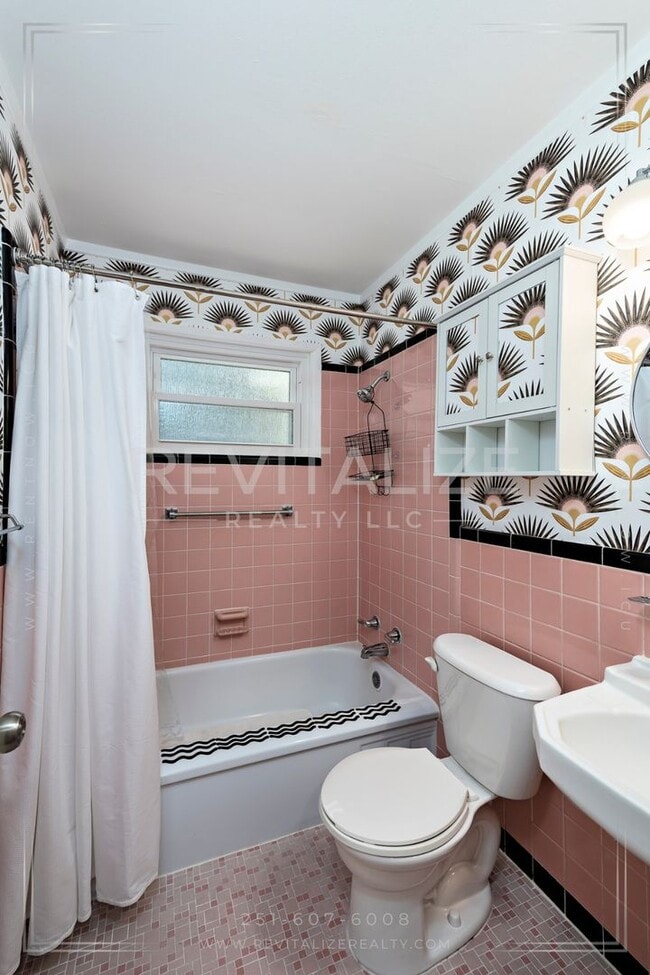 Building Photo - Perfect 3 Bd / 2 Ba Olde Towne Daphne Home!