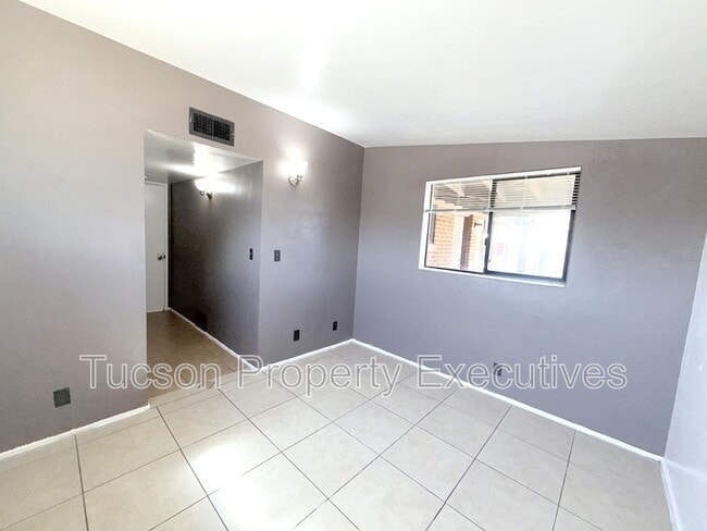 Building Photo - 1646 N Beverly Ave