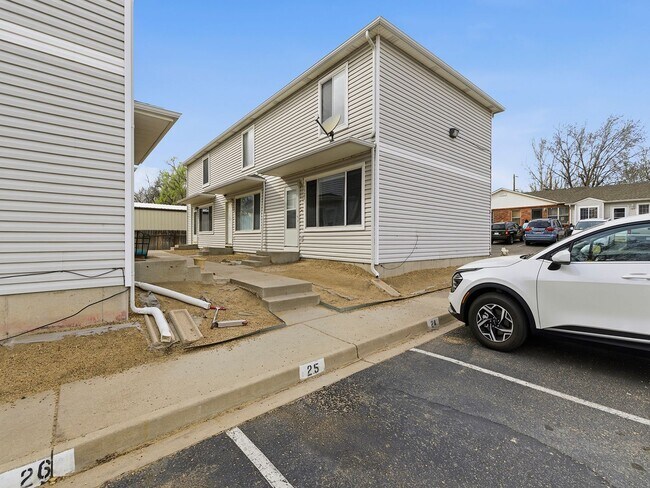 Building Photo - Spacious Townhome with Functional Layout