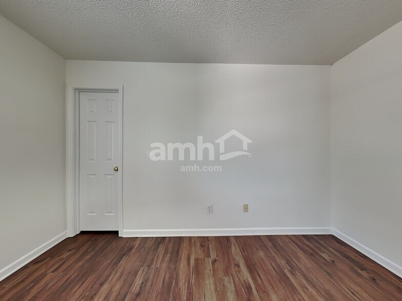 Building Photo - 6016 Glen Way Dr