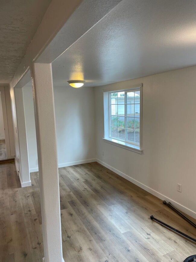 Building Photo - 2 Bed / 1 Bath House in Quiet West Salem H...