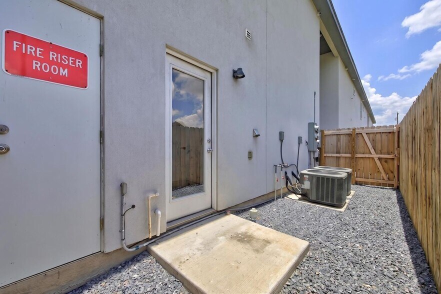 Building Photo - 1207 W Kennedy St