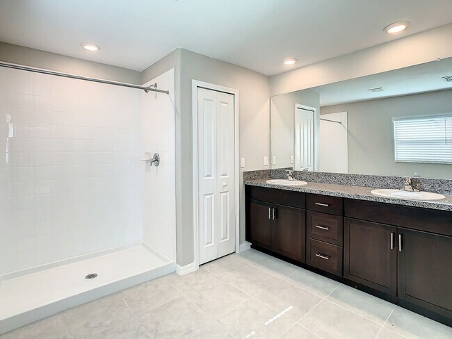 Building Photo - Beautiful 4 bedroom 2.5 bathroom Single Family House! Like new!