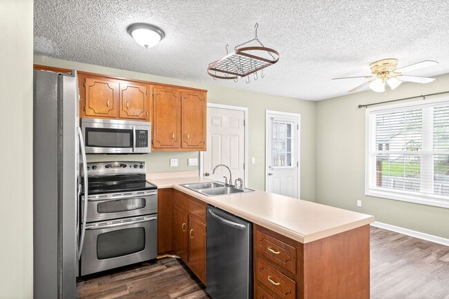 Building Photo - 3 Bedroom 2 Bath Pet Friendly Home For Ren...