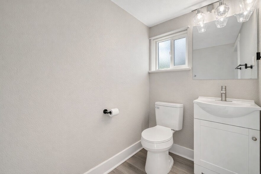 Building Photo - 1218 S 15th Dr