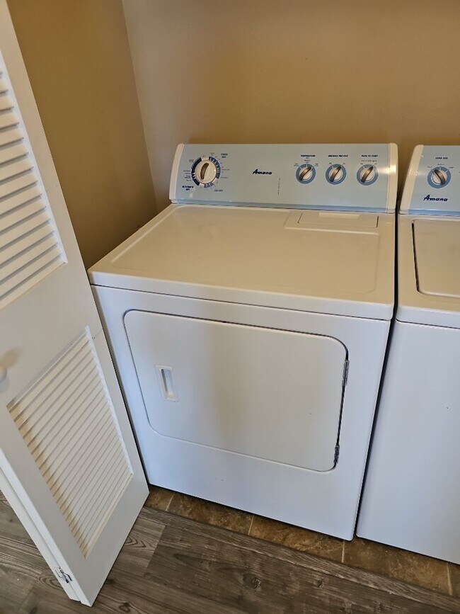 Building Photo - Beautiful 2 bedroom, 2 bath condo in a fab...