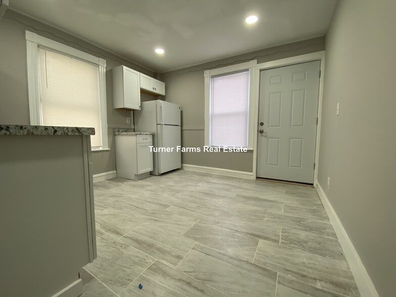 Building Photo - 35 Humphreys St