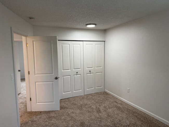 Building Photo - Better than Cool 2 bedroom in Creston-Kenilworth