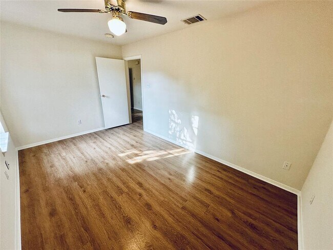 Building Photo - 5207 Thunderbird St