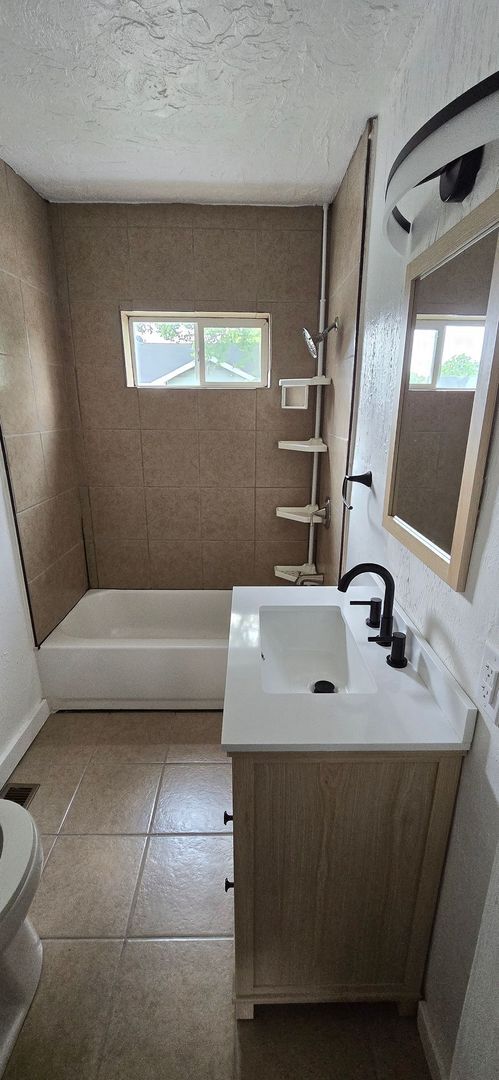 Building Photo - Freshly Updated Interior! 1 Bed/1 Bath - Anderson!