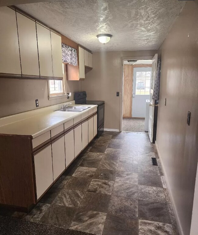 Primary Photo - 15/17 6th St NE
