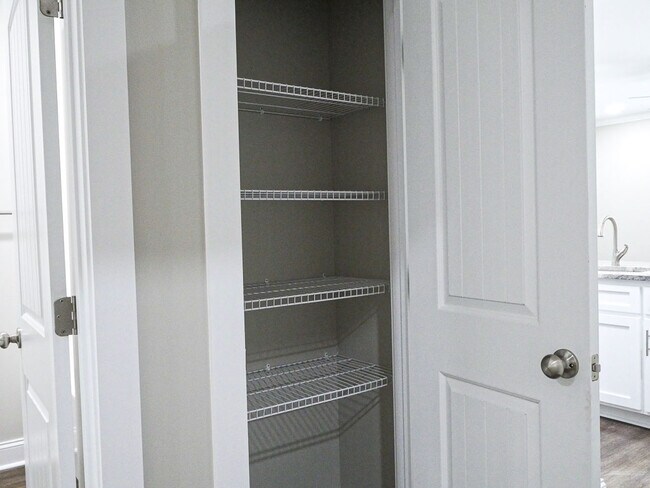 Building Photo - 1366 Summer Cir SW