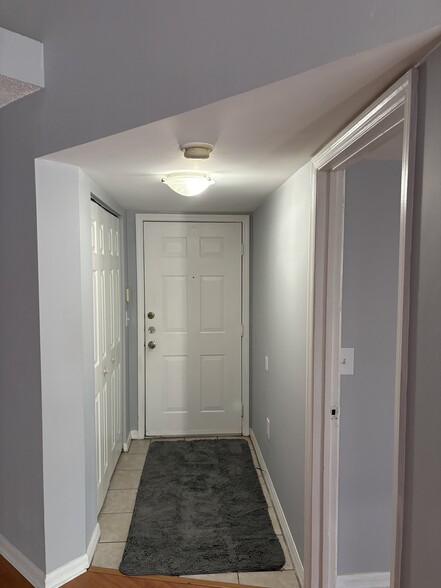 Building Photo - 900 Crestwood Ct S