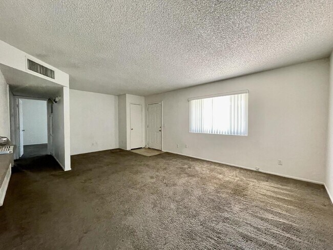 Building Photo - Large yard, 2 bed 1 bath home