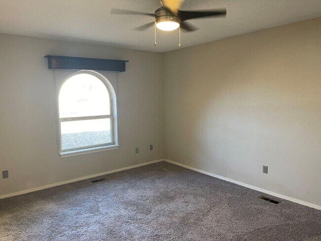 Building Photo - 3 bed 2 bath, 2 car with wood floors, fenc...