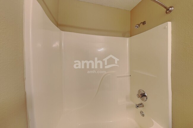 Building Photo - 2265 Lakecrest Dr