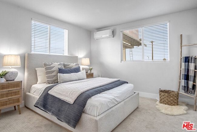 Building Photo - 10035 S Western Ave