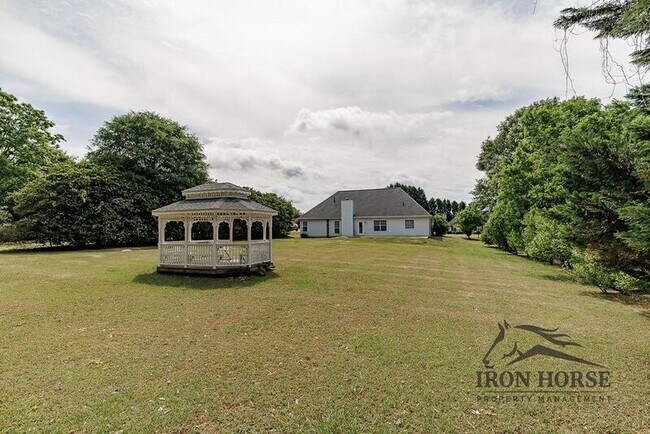 Building Photo - 379 Beech Hollow Trail SW