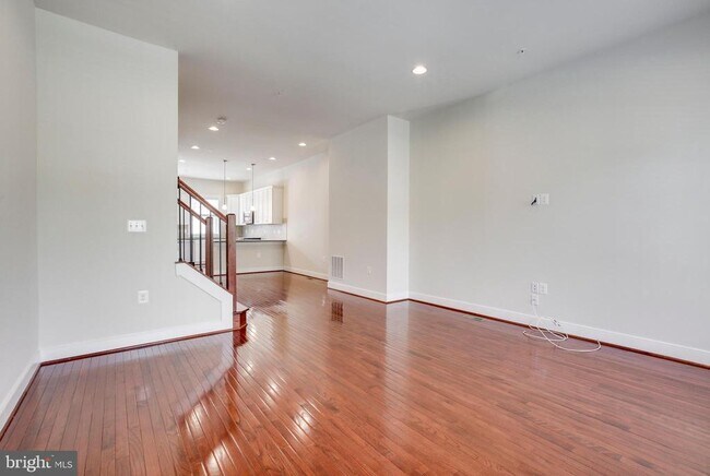 Building Photo - 723 Diamond Ave