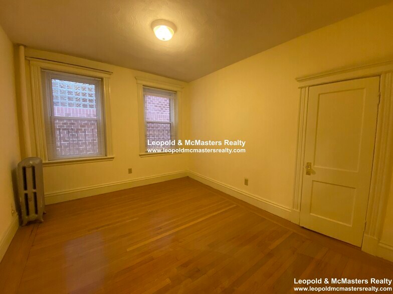 Building Photo - 48 Queensberry St