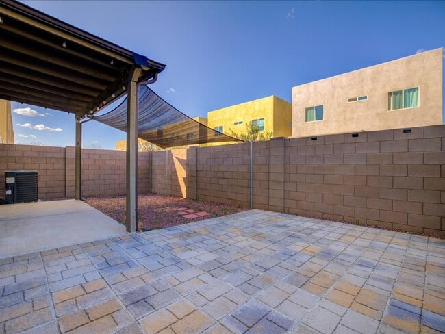 Building Photo - 3 Bedroom 2.5 Bath   $200.00 OFF FIRST FULL MONTHS RENT
