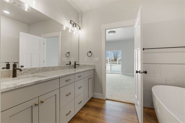 Building Photo - SUGAR CITY TWIN HOME 3 BED 2 FULL BATH - FENCED YARD WITH EX-LARGE 2 STALL GARAGE