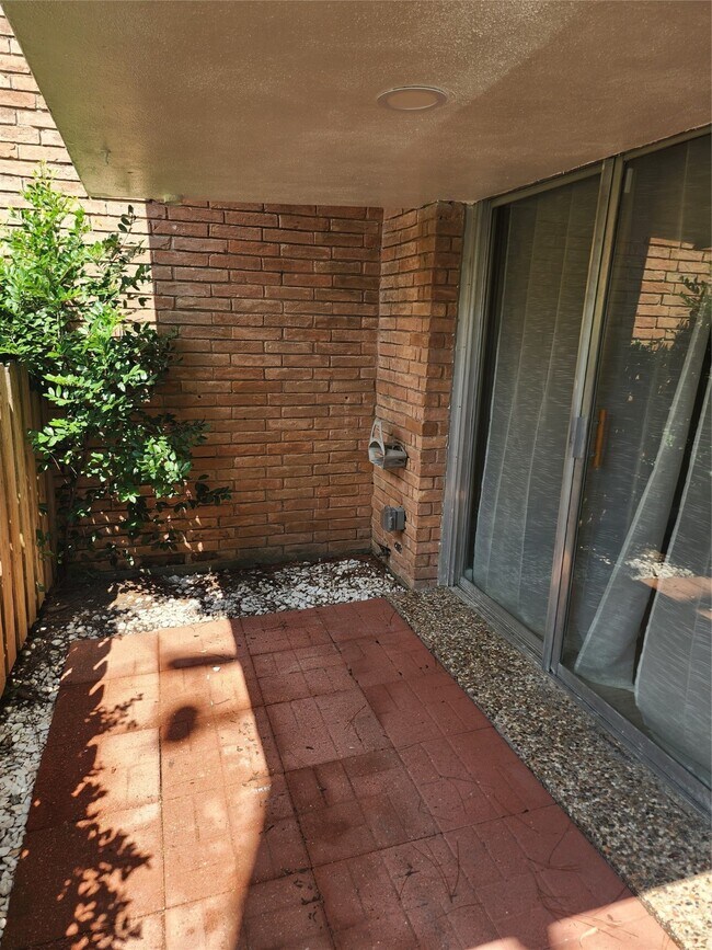 Building Photo - 513 S Post Oak Ln