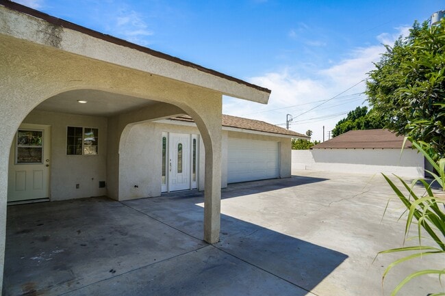 Building Photo - 10561 El Dorado Ave