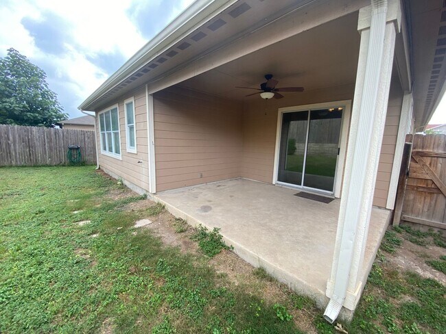 Building Photo - 3/2 Single Story ~ Conveniently located to...