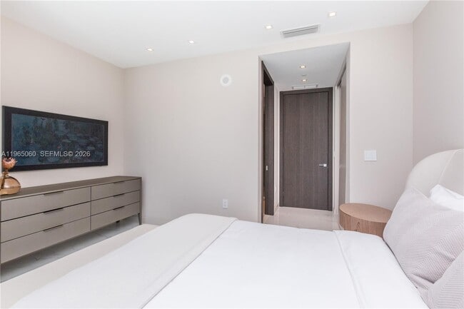 Building Photo - 851 NE 1st Ave