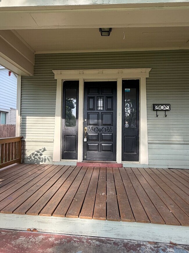 Building Photo - Stylish 2/2 Bungalow with Modern Kitchen & Spacious Backyard