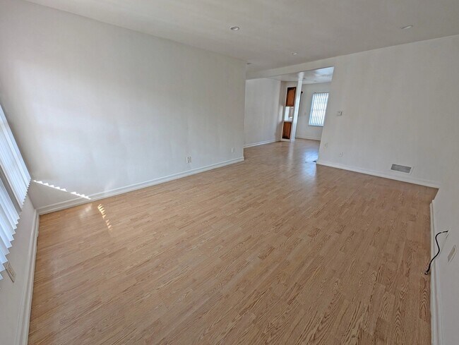 Interior Photo - 1051 S Wooster St