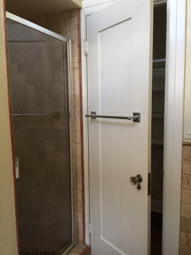 SHOWER_STALL - 1026 Havenhurst Dr