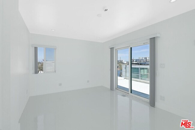 Building Photo - 2419 Ocean Front Walk