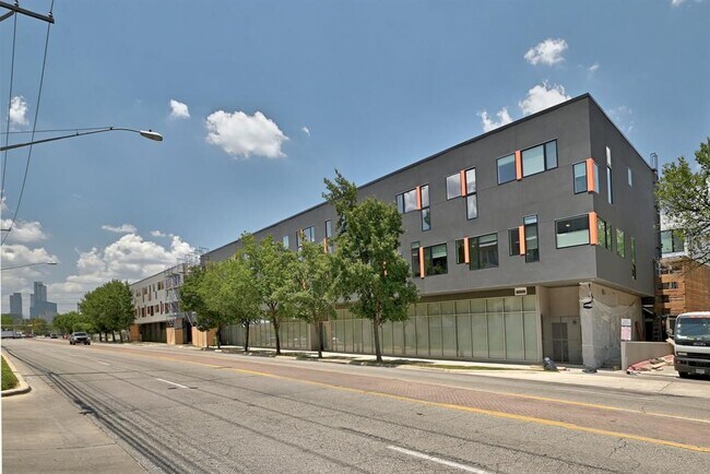 Building Photo - 2002 E 7th St