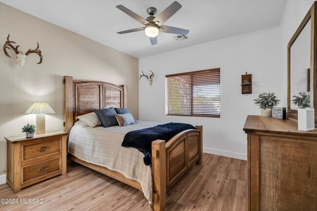 Building Photo - Incredible Spacious Back Yard! Large Covered Patio!