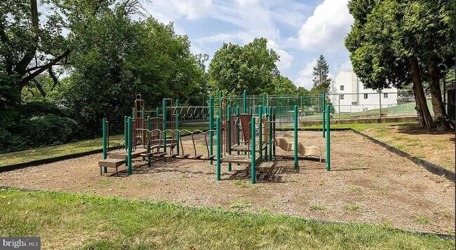 Building Photo - 306 Summit House