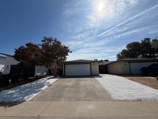 Building Photo - 2813 Pepper Oaks Dr