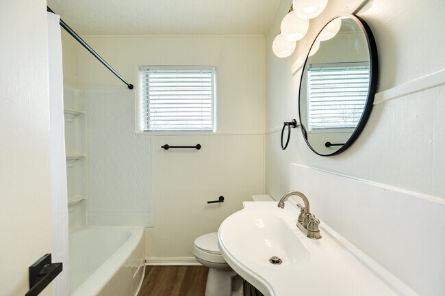 Building Photo - 159 Oak Dr