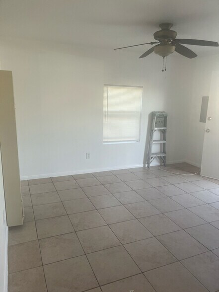 Primary Photo - 102 W Hall Ave