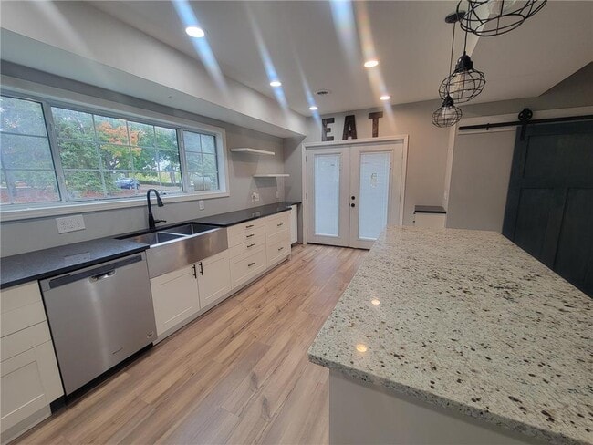 Building Photo - 47 6th Ave S