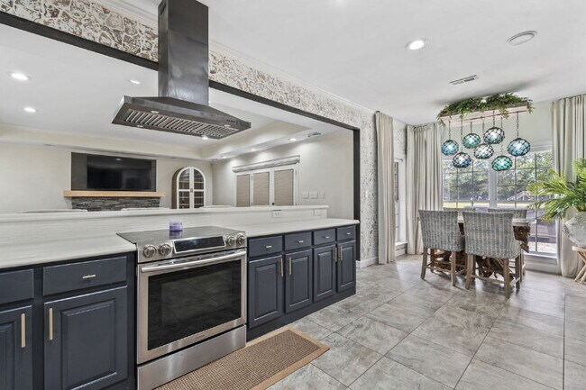 Building Photo - Peaceful and Luxury Living on 3+ Acres